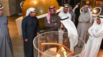 المطيري ورئيس المكتب الوطني للإعلام الإماراتي يزوران مركز عبدالله السالم