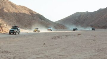 شاهد.. انتهاء المرحلة الأولى من مراحل سباق الجونة باها للسيارات