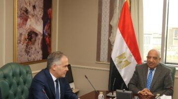 وزير الكهرباء يبحث مع جنرال إلكتريك سبل تحسين أداء محطات التوليد وكفاءة التشغيل