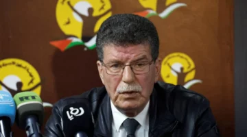 عباس يحيل رئيس هيئة الأسرى على التقاعد بعد انتقاده علناً
