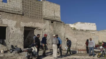 نازحون يعودون لمنازل من دون سقوف في معرة النعمان