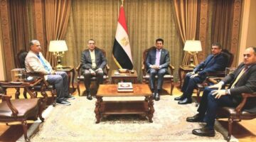 وزير الشباب والرياضة يلتقي رئيس اتحاد الكرة الطائرة لمناقشة خطة تطوير اللعبة