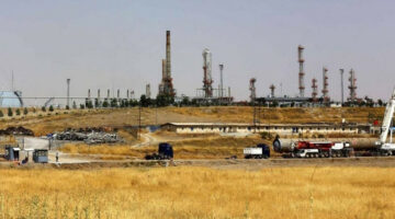 ارتفاع أسعار النفط مدعومًا بتراجع الدولار مع تقييد المكاسب بفعل الرسوم الجمركية