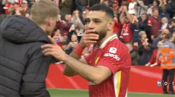 اللحظة الرمضانية: محمد صلاح يتبادل القمصان مع لاعب ساوثهامبتون بعد نهاية المباراة