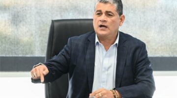 أوسكار رويز يُطلق تحذيرًا للحكام ويطالب بإعادة النظر في تطبيق تقنية الفار.