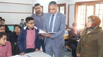 وكيل وزارة التعليم بالجيزة يؤكد على ضرورة التزام الطلاب بالزي المدرسي.