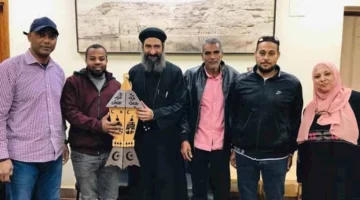 كاهن بأسوان يوزع فوانيس رمضان على عمال الآثار والوحدة المحلية