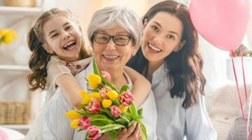 موعد عيد الأم 2025.. أبرز الهدايا وعبارات التهنئة ومتى بدأ الاحتفال به