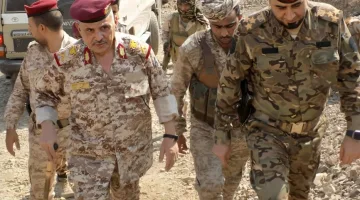 تصعيد حوثي مستمر.. قائد محور تعز يزور قوات الجيش في جبهة الكدحة