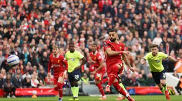 محمد صلاح يعادل رقم أجويرو كخامس هداف في تاريخ الدوري الإنجليزي