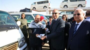 البنك الزراعي المصري يسلم 78 سيارة ميكروباص ضمن مبادرة إحلال السيارات بالمنيا