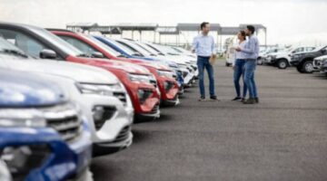انهيار كبير في أسعار السيارات الجديدة في مصر.. 100 ألف جنيه تخفيضات مذهلة!