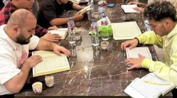 روحانيات رمضان: إمام عاشور يجتمع مع أصدقائه في مجلس لتلاوة القرآن