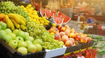 أسعار الفاكهة اليوم بسوق العبور: انخفاض الخوخ وارتفاع الجوافة والفراولة