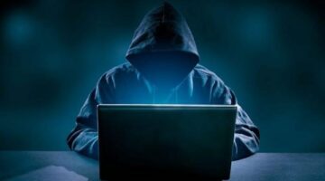 اختراق الذكاء الاصطناعي: تداعيات الهجمات الإلكترونية على قطاعي السفر والتجارة الإلكترونية