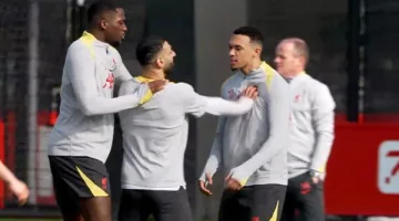 سلوت يتفهم مغادرة أرنولد ويأمل في استمرار محمد صلاح مع ليفربول