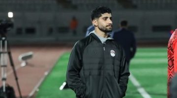 إبراهيم عادل يدعم زملاء المنتخب من الملعب بعد غيابه أمام إثيوبيا