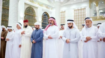 ولي عهد عجمان يُؤدي صلاة القيام في مسجد آمنة الغرير بخشوع.