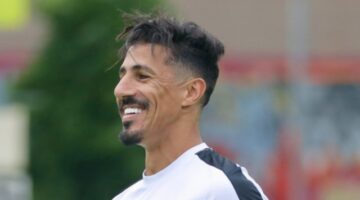 كشفت مصادر مقرّبة من نادي وين وين عن التفاصيل الحقيقية لإصابة اللاعب بغداد بونجاح وسبب غيابه عن المعسكر التدريبي للفريق في الجزائر.