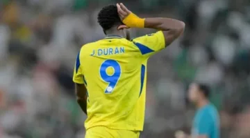 إصابة جون دوران تنهال قبل ديربي الهلال والنصر في لحظة مفاجئة