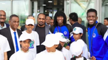 استقبال حافل لنادي الهلال في مطار القاهرة قبل مباراته أمام الأهلي