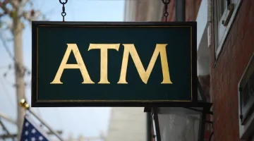 بدء صرف مرتبات مارس اليوم.. نصائح لتجنب سحب بطاقتك أثناء استخدام ماكينة الـATM