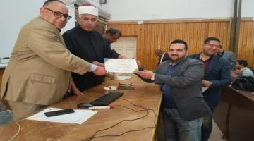 تكريم الحاصلين على دورة مكافحة الفساد من رئيس منطقة القليوبية الأزهرية