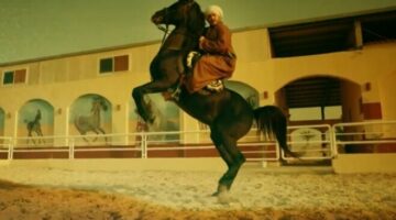 الحلقة الأولى من مسلسل حكيم باشا: إطلاق النار لحماية مغارة الآثار من المطاريد