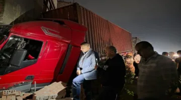 محافظ القليوبية يتابع حادث اصطدام مقطورة بشرفة منزل في كفر شكر