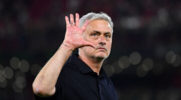 مورينيو يفاجئ الصحفيين بتصرف غير متوقع في مؤتمر صحفي مثير للجدل