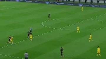 هدف مثير من الهواء يثير الجدل بين جمهور الأهلي في مباراة الخليج