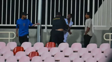 زكريا هوساوي يخرج عن النص ويشتبك في المدرج: مشهد مؤسف يتطلب تدخل الأمن