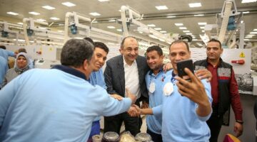 وزير قطاع الأعمال العام يقوم بزيارة تفقدية لمصانع شركة مصر للغزل والنسيج في المحلة الكبرى