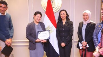 وزيرة التضامن تكرم فريق مركز استقبال أبناء العاملين بالوزارة بالعاصمة الإدارية